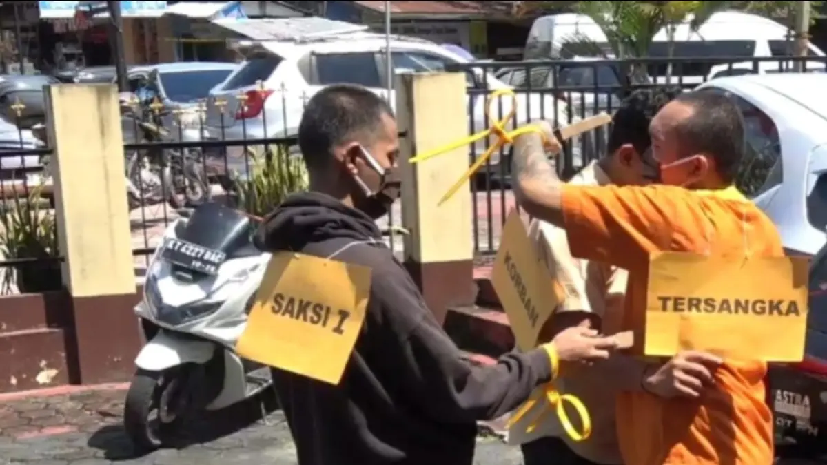 REKA ULANG: Penyidik gelar reka ulang kasus pengenaniayaan hingga menewaskan korban.