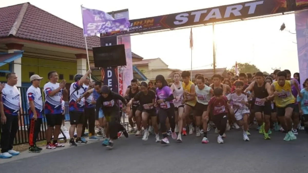 Ribuan warga Kutai Barat mengikuti rangkaian BujuRun Merdeka 2026 di Halaman Kantor Kecamatan Melak, Minggu (9/8).
