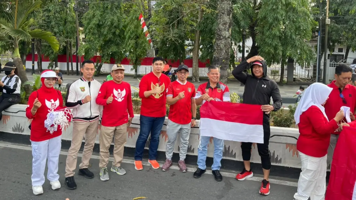 SEMARAK: Tim Kesbangpol Samarinda membagikan ribuan bendera dalam kegiatan CFD di jalan Kusuma Bangsa Kecamatan Samarinda Kota, Minggu (9/8).