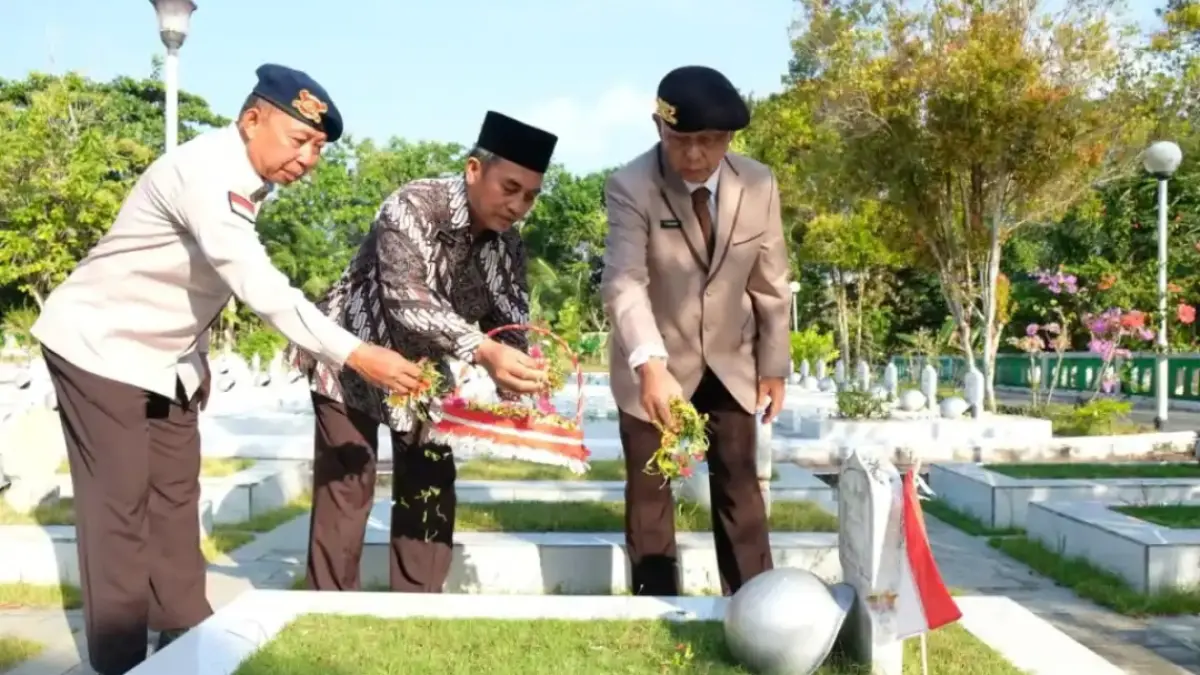 TABUR BUNGA: Mengenang jasa dan pengorbanan para pahlawan serta insan Bhayangkara, persatuan purnawirawan Polri tabor bunga di TMP Dharma Agung, Balikpapan.