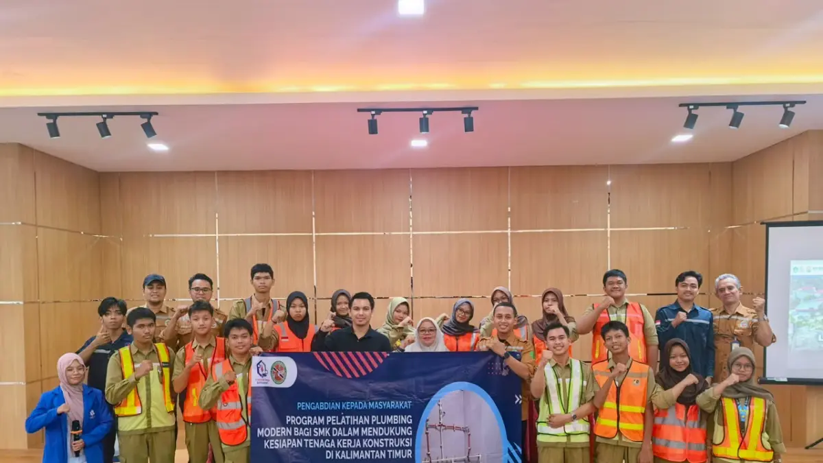 TAMBAH WAWASAN: Mahasiswa Poltekba dan sejumlah siswa SMK 1 mengabadikan momen di sela Program Pelatihan Plumbing Modern.