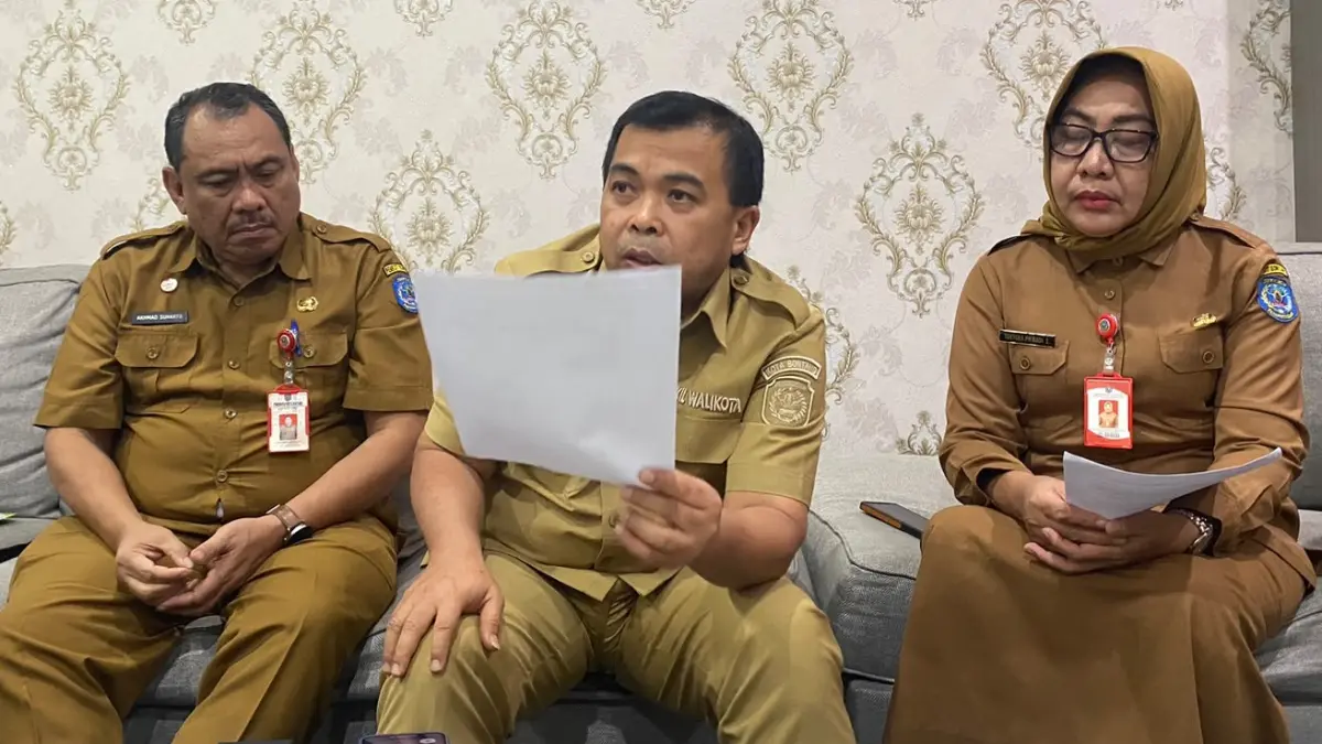 Agus Haris (dua kiri) memberikan keterangan terkait kejadian keracunan MBG, Senin (10/6). (FOTO ADIEL KUNDHARA/KP)