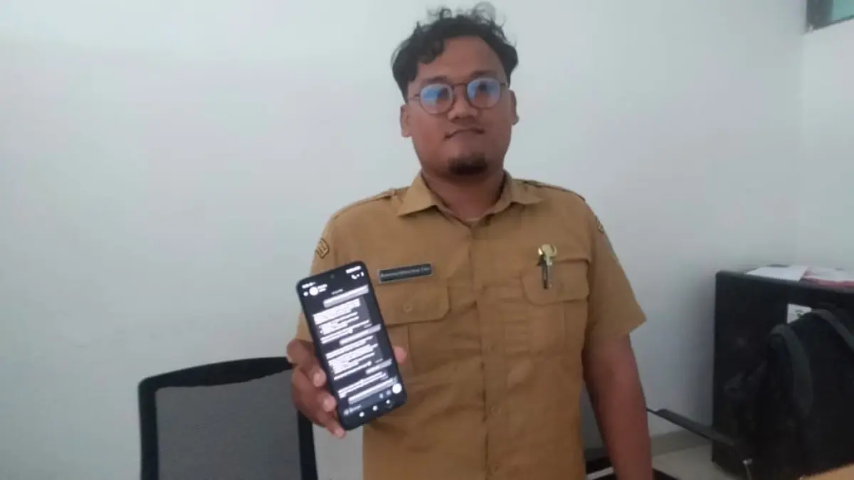 AI NAVARA: Muhammad Ikhlasul Amal memperlihatkan layanan NAVARA yang beroperasi melalui aplikasi pesan WhatsApp garapan Dinas PUPR PPU, Senin (10/8/2026).