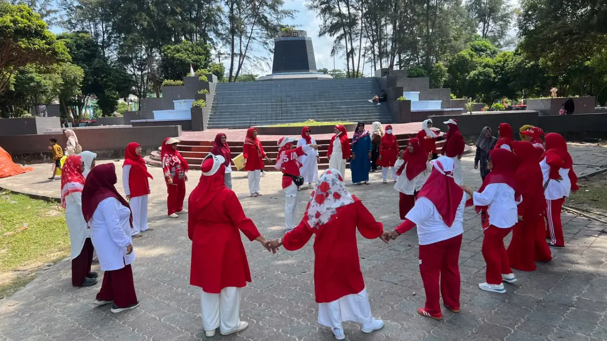 Alumnus SMEA 1 Balikpapan angkatan 1987 saat menggelar lomba 17-an. (FOTO NURON/KP)