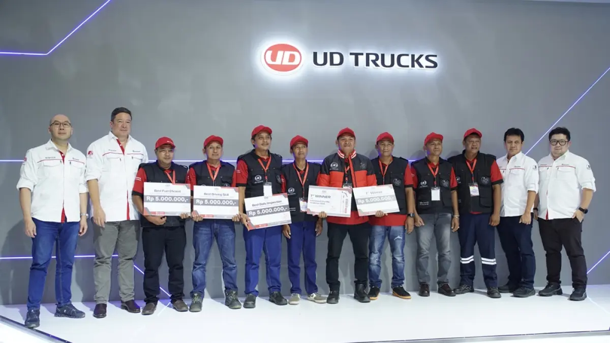 APRESIASI: Jajaran manajemen UD Trucks Indonesia dan Astra UD Trucks bersama para pemenang EMC Final Indonesia 2026. IST/KP