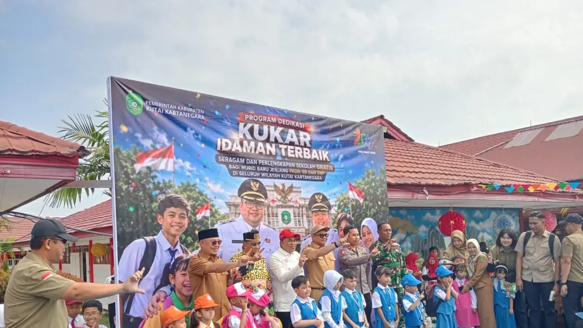 BANTUAN: Bupati Kukar Aulia Rahman Basri bersama FKPD dan Sultan Kutai Aji Muhammad Arifin menyerahkan perlengkapan sekolah gratis kepada siswa SMP 3 Tenggarong. (IST)