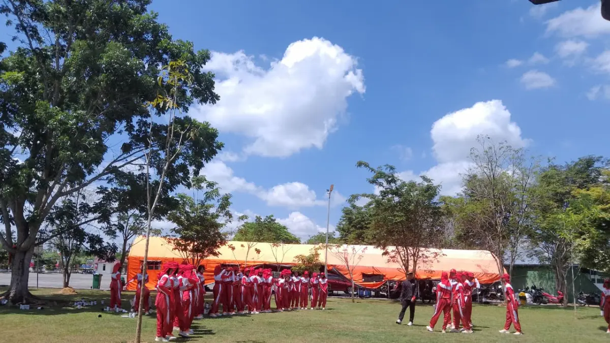 Calon anggota Paskibraka Kabupaten Paser menjalani latihan di halaman Kantor Bupati Paser. (M NAJIB/KALTIM POST)