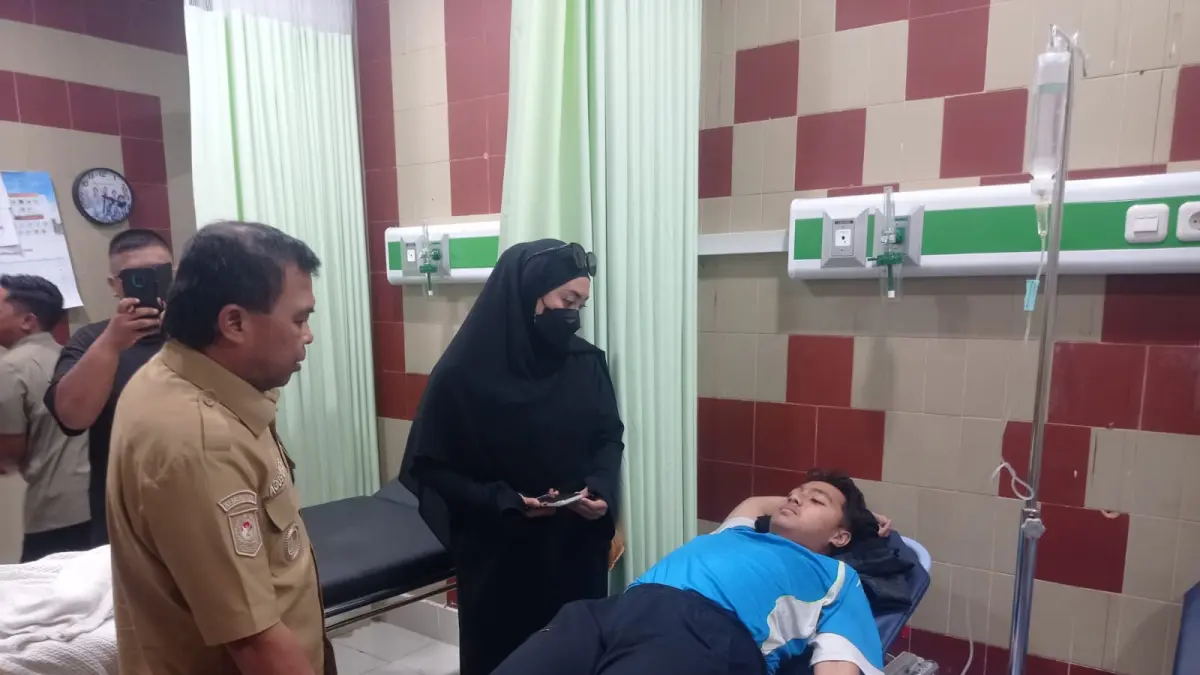 JALANI PEMERIKSAAN: Pelajar yang mengeluhkan mual yang diduga pasca menyantap menu MBG ditangani di RS LNG Badak. FOTO: ADIEL KUNDHARA/KP