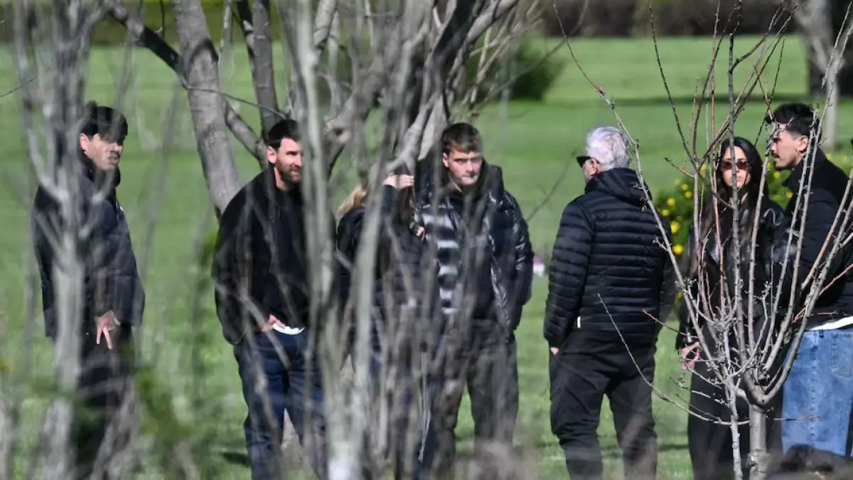 Lionel Messi menghadiri pemakaman ayahnya, Jorge Messi, di Rosario, Argentina. FOTO: LUIS ROBAYO/AFP