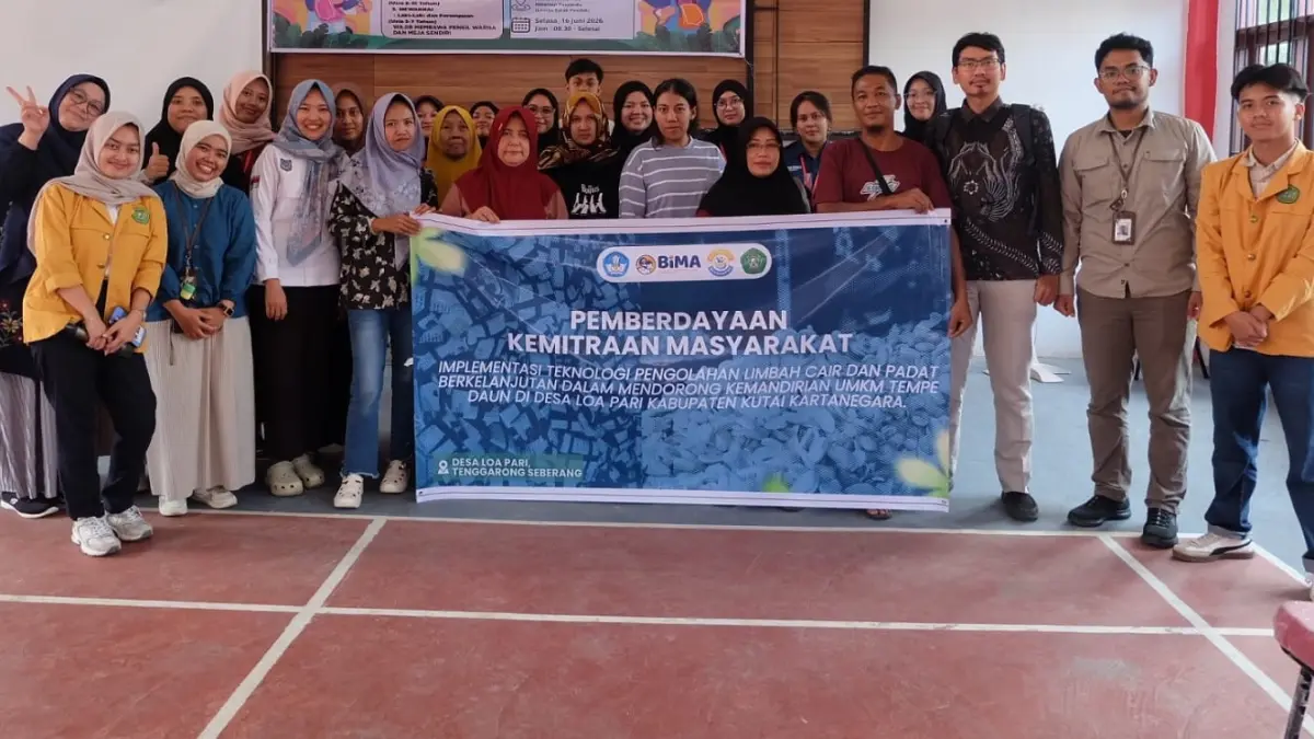 M Aidil Fitrah (kedua kanan) bersama tim dari Unmul dan pelaku usaha tempe rumahan di Desa Loa Pari, Tenggarong Seberang.