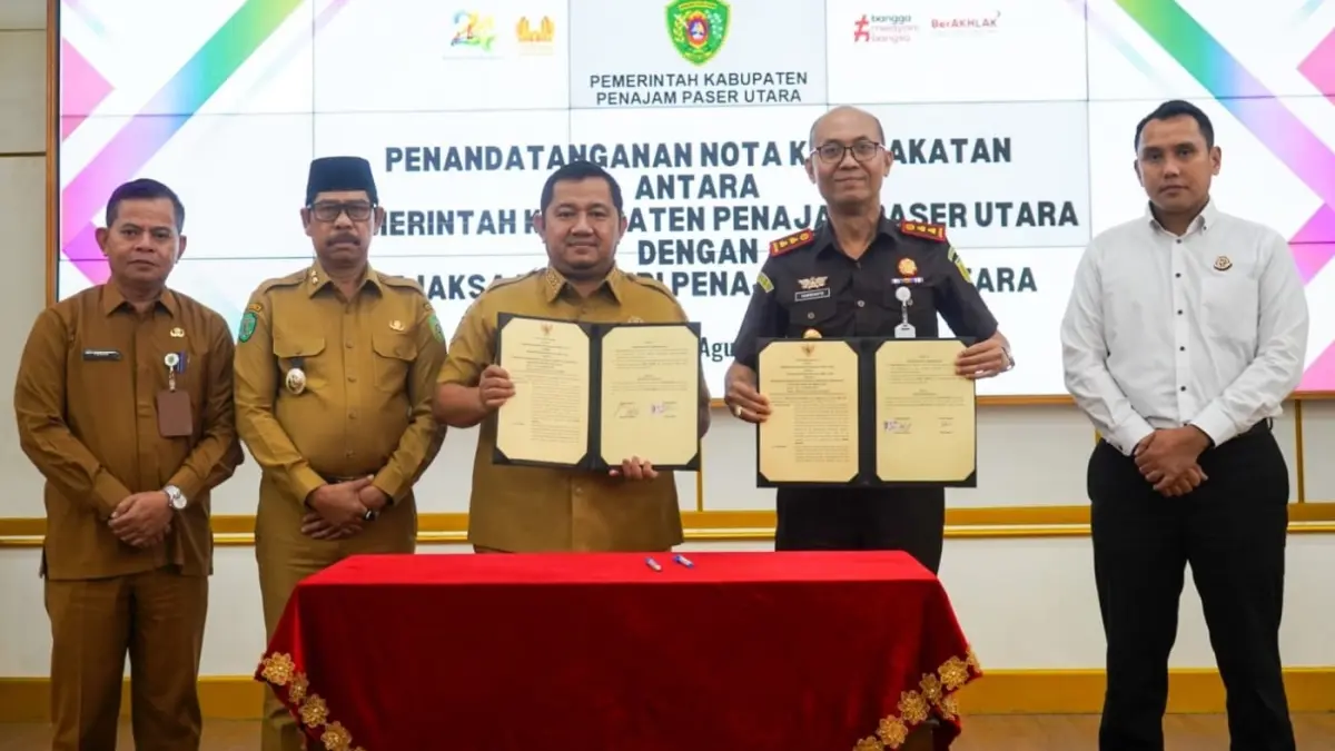 Mudyat Noor (tengah) dan Harwanto dalam penandatanganan nota kesepakatan di Kantor Bupati PPU, Senin (10/8).