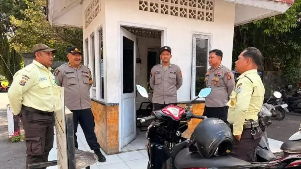 PATROLI: Personel SPKT Polda Kaltim melakukan patroli di kawasan Gedung Banua Patra Pertamina, Balikpapan.