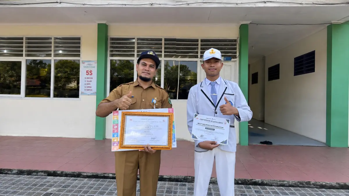 Pelajar SMAN 1 Tanah Grogot Muhamad Rifqy Aflacha (kanan) meraih enam penghargaan dalam ajang di Malaysia.
