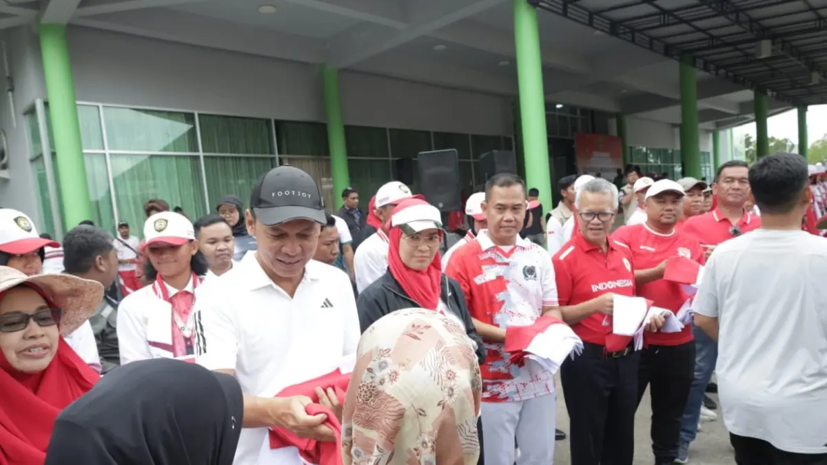 Pemprov Kalimantan Timur bagikan 4.047 bendera merah putih di GOR Kadrie Oening Sempaja, Samarinda. (Foto/Humas Pemprov Kaltim)