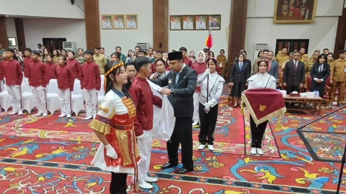 PENGUKUHAN: Bupati Kubar Frederick Edwin saat memasang atribut marching band secara simbolis menandai pengukuhan secara resmi. 