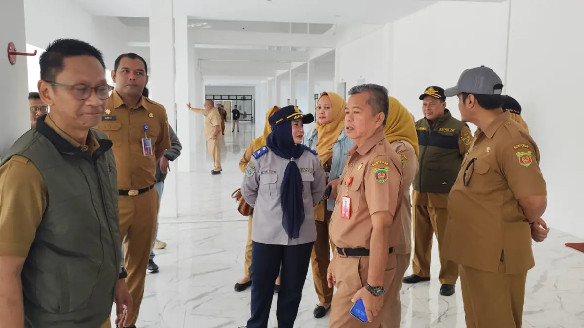 PERIKSA: Marnabas (kedua kanan)ketika mengecek area dermaga Mahakam Ilir, yang direvitalisasi dalam segmen Teras Samarinda Tahap 2, Senin (10/8).