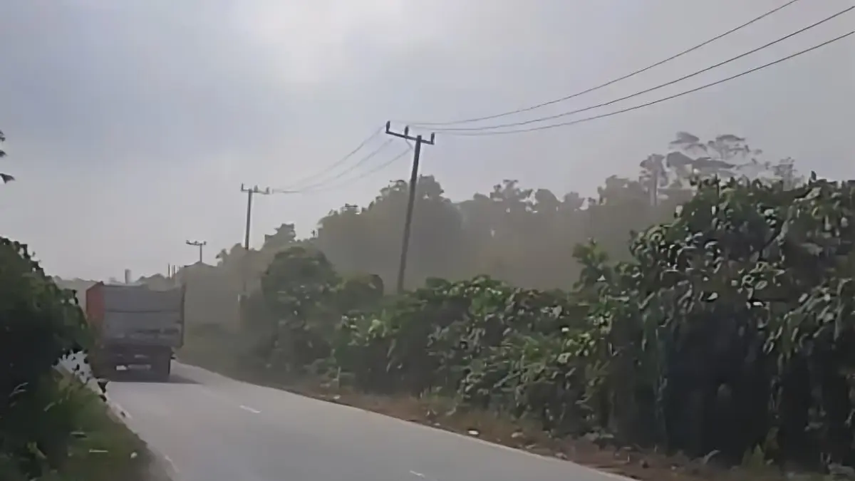 POLUSI: Debu mengepul di Jalan Poros Sangatta–Bengalon, Kutim. Masyarakat menduga debu tersebut berasal dari area aktivitas tambang di sekitar jalan. (Screenshot Video)