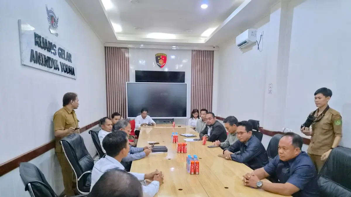 Sejumlah anggota DPRD Kutim menyambangi Polres Kutim untuk berkoordinasi terkait sengketa lahan yang kerap muncul dan berpotensi memicu konflik di masyarakat, Senin (10/8). (Ist)