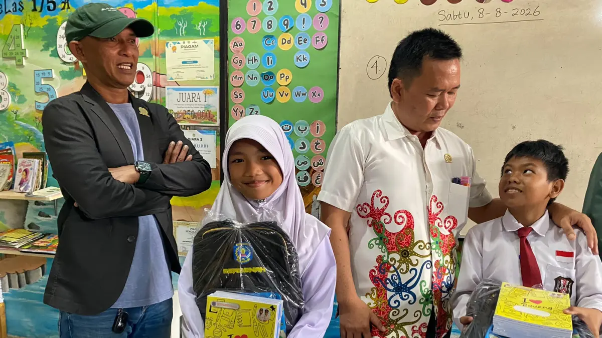 TERIMA BANTUAN: Pelajar di SD 002 Bontang Selatan mendapatkan tas, seragam dan buku tulis dari Pemkot Bontang. ADIEL KUNDHARA/KP