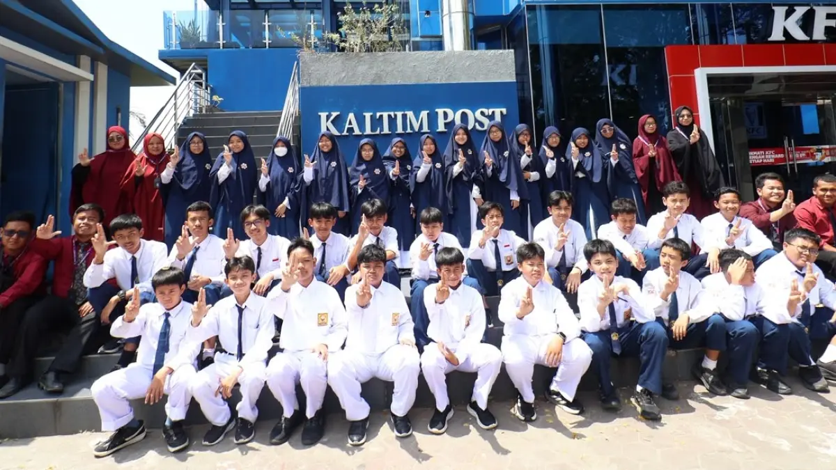 TERJUN LANGSUNG: Puluhan siswa SMP Islamic Global School (IGS) Balikpapan berkunjung ke Kaltim Post dan Balikpapan Televisi untuk mempelajari dunia jurnalistik, Senin (10/8). ANGGI/KP