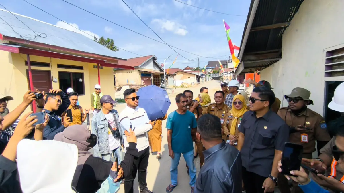 TINJAU LOKASI:&nbsp;DPRD Bontang memantau progres proyek pembangunan Polder Tanjung Laut dan mendengarkan aspirasi dari warga sekitar. (FOTO: ADIEL KUNDHARA/KP)