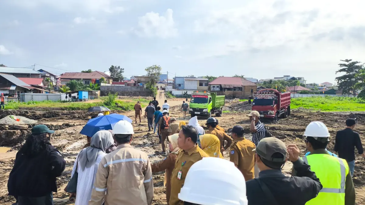 TINJAU:&nbsp;Progres pembangunan Polder Tanjung Laut masih di angka 5 persen hingga saat ini. (FOTO: ADIEL KUNDHARA/KP)