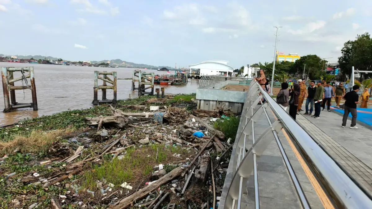 Tumpukan Sampah, kayu dan gulma di tepian Sungai Mahakam di kawasan Teras Samarinda Tahap II akan dibersihkan. (HAFIZ/KP )