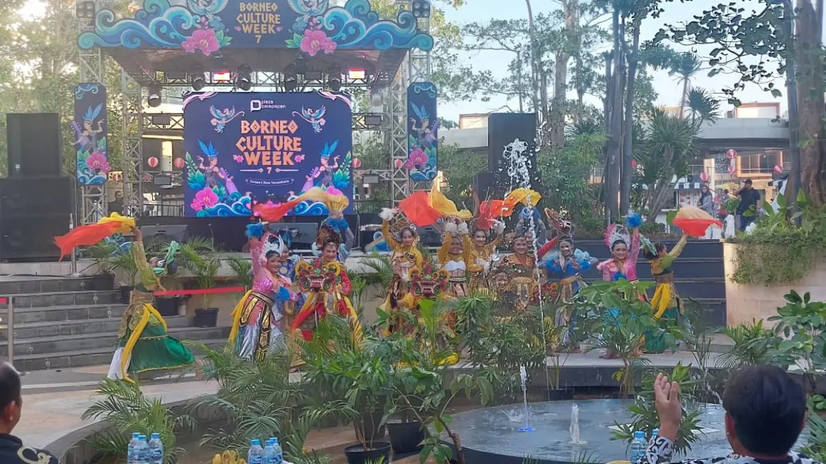 WADAH PELAKU SENI: Borneo Culture Week di Plaza Balikpapan pada akhir pekan lalu jadi wadah kreasi para pelaku seni lokal.