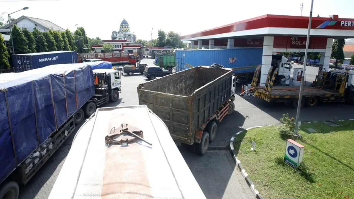 WASPADA: Kelompok transportasi menjadi penyumbang terbesar inflasi tahunan. Dari inflasi kelompok tersebut, andil yang diberikan terhadap inflasi umum mencapai 1,94 persen.
