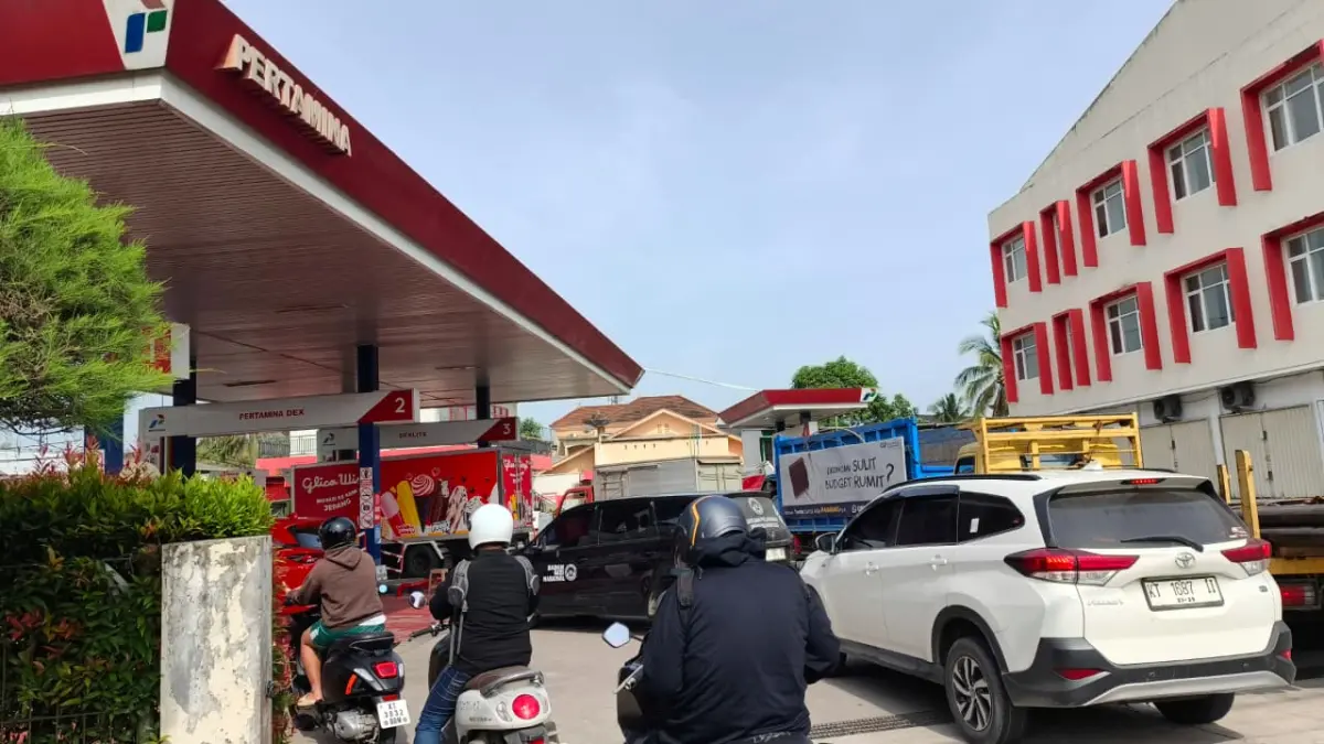 Mengendalikan penyaluran BBM jenis biosolar bersubsidi agar tepat sasaran, Dishub Samarinda memblokir sekitar 2.300 fuel card milik kendaraan yang uji kelaikan kendaraan bermotor (KIR)-nya telah kedaluwarsa serta menyiapkan skema antrean baru di UPTD PKB Jalan Ringroad mulai September mendatang. (M HAFIZ ALFARUQI / KALTIM POST)