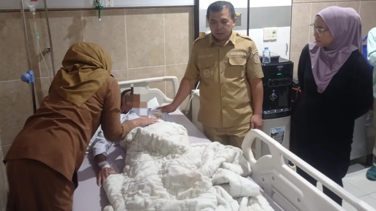 Agus Haris menjenguk pelajar yang dirawat di RS LNG Badak setelah diduga keracunan MBG. (FOTO ADIEL KUNDHARA/KP)