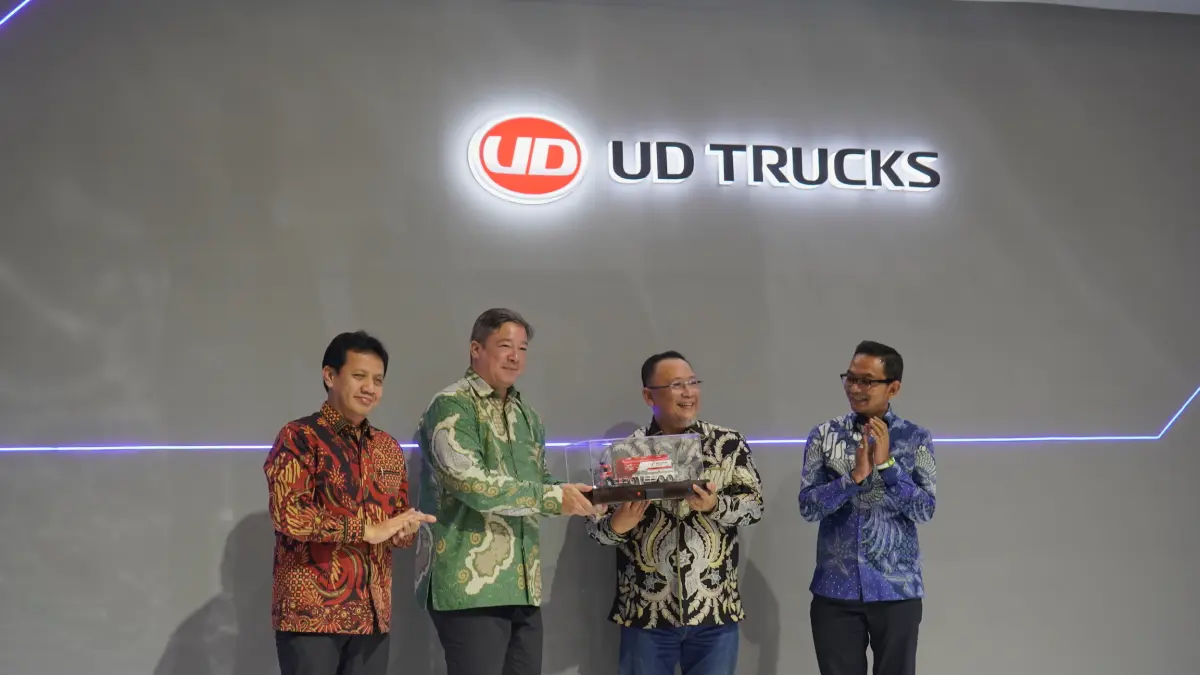 APRESIASI: President Director UD Trucks Indonesia Johan Kleinsteuber menyerahkan cenderamata kepada Direktur Utama PT Trans Migasindo Juan Tarigan sebagai simbol apresiasi atas terjalinnya kemitraan antara kedua perusahaan.