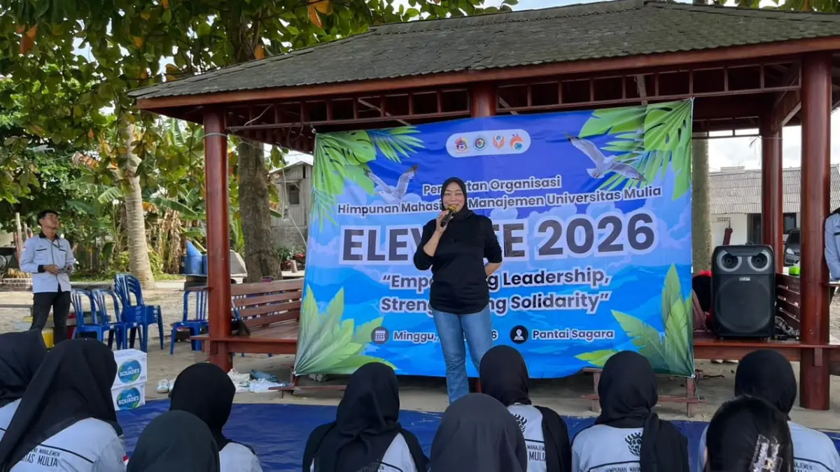 BERBAGI ILMU: Ketua Program Studi Manajemen Universitas Mulia, Dr. Pudjiati SE MM memberikan kuliah kepada para pengurus dan anggota Himpunan Mahasiswa Manajemen usai pelaksanaan kegiatan Penguatan Organisasi di Pantai Segara, Balikpapan. 