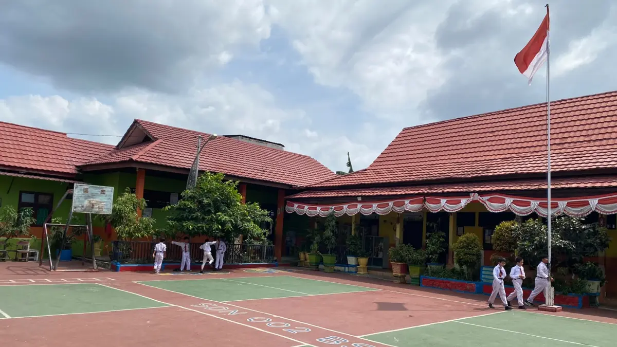 BERGANTIAN: Pelajar di SD 002 Bontang Selatan masih belajar dengan pengaturan waktu dua sif. ADIEL KUNDHARA/KP