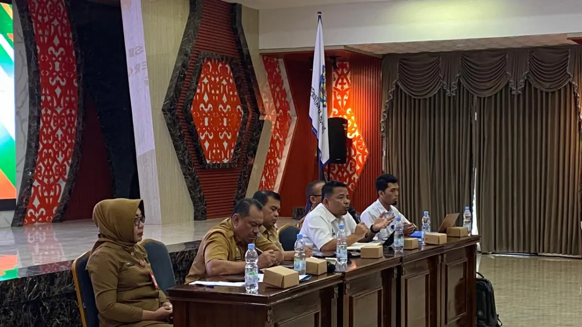 BERI PENJELASAN: Perwakilan BGN Wilayah Kalimantan memaparkan regulasi yang wajib dipatuhi SPPG. (ADIEL KUNDHARA/KP)