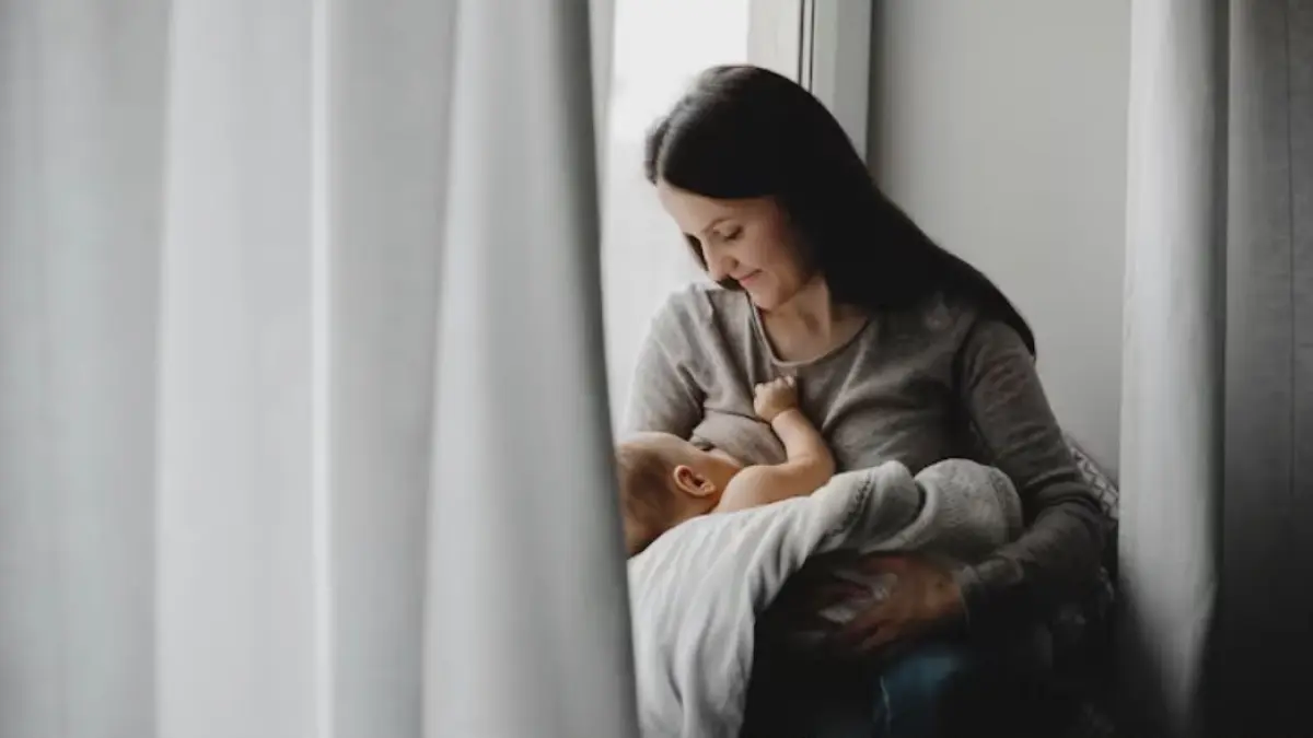 BONDING: Kedekatan dan pelukan menjadi bagian penting dalam membangun hubungan emosional ibu dan anak, termasuk ketika ibu harus bekerja. (Ilustrasi)