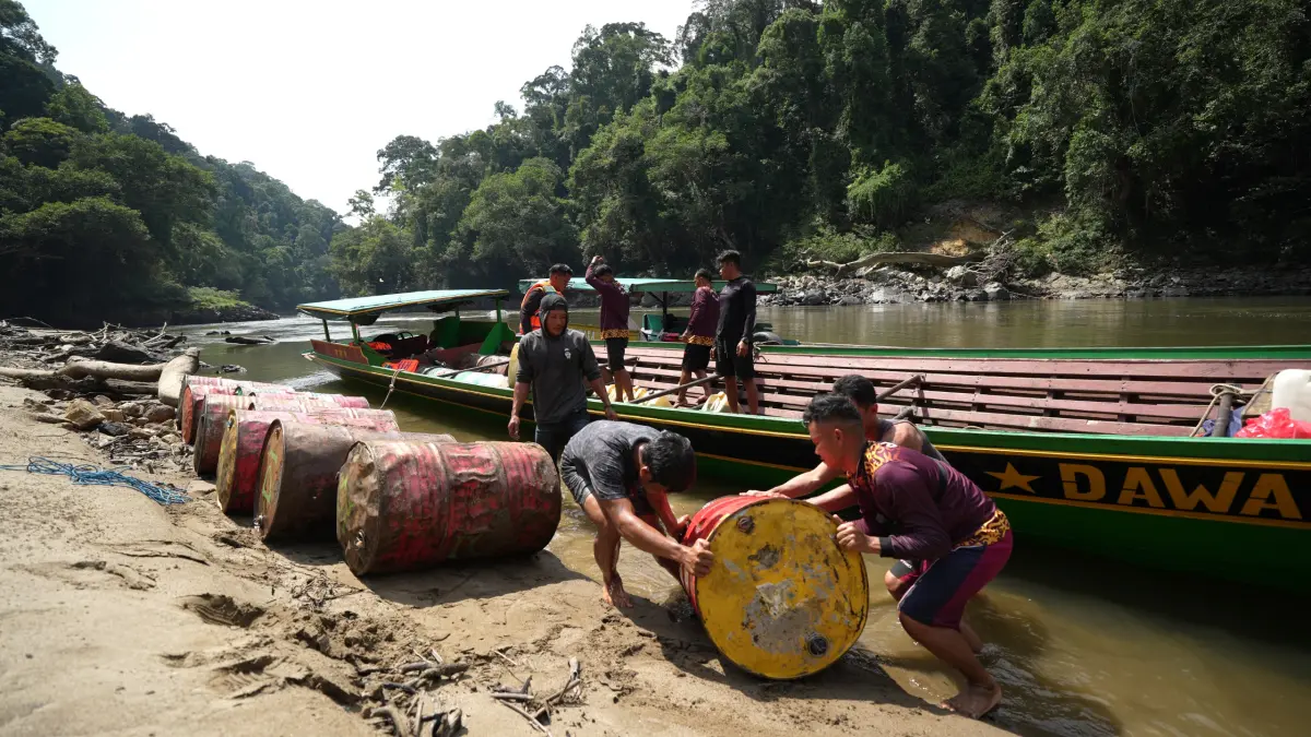 &nbsp;

PENUH TANTANGAN: Distribusi BBM ke Mahulu terus dioptimalkan di tengah makin surutnya Sungai Mahakam akibat kemarau. Pertamina berkoordinasi dengan pemerintah daerah dan pengelola SPBU untuk menjaga kelancaran penyaluran BBM, khususnya ke wilayah yang memiliki tantangan akses transportasi.