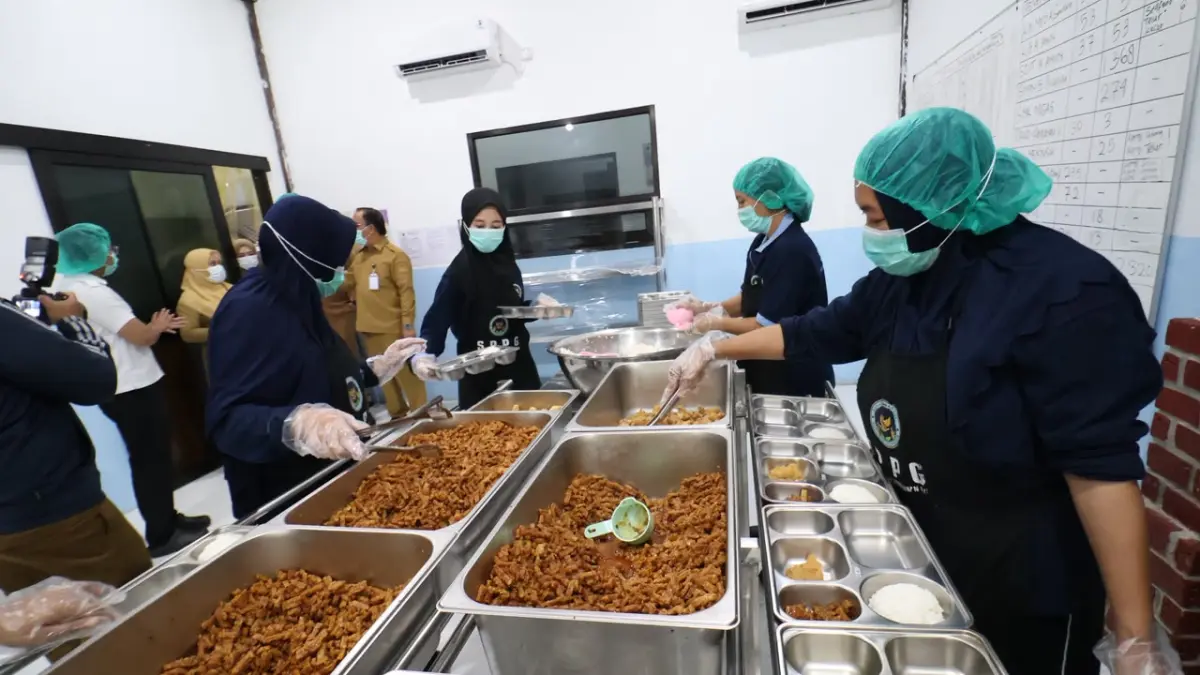 HIDANGAN: Suasana aktivitas di dapur MBG SPPG Sepinggan 7, Balikpapan, yang melibatkan puluhan relawan lokal. (ANGGI/KP)