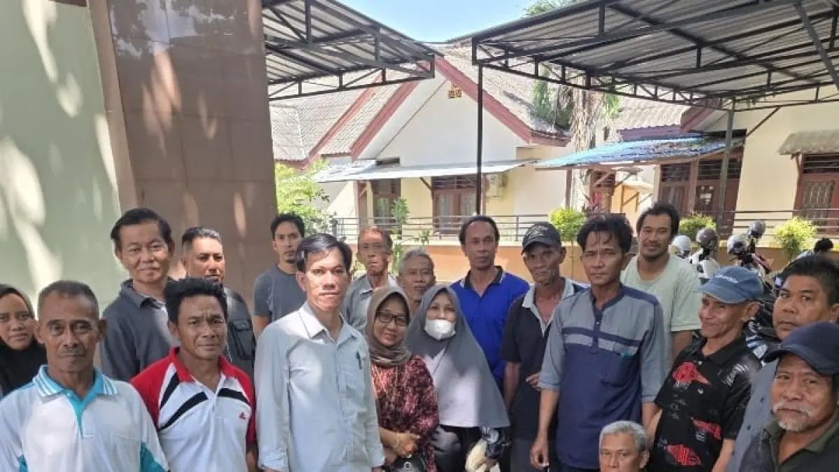HORMATI PUTUSAN: Kuasa Hukum Yahya Tonang (ketiga kiri, depan) bersama warga menerima apa yang sudah diputuskan. 