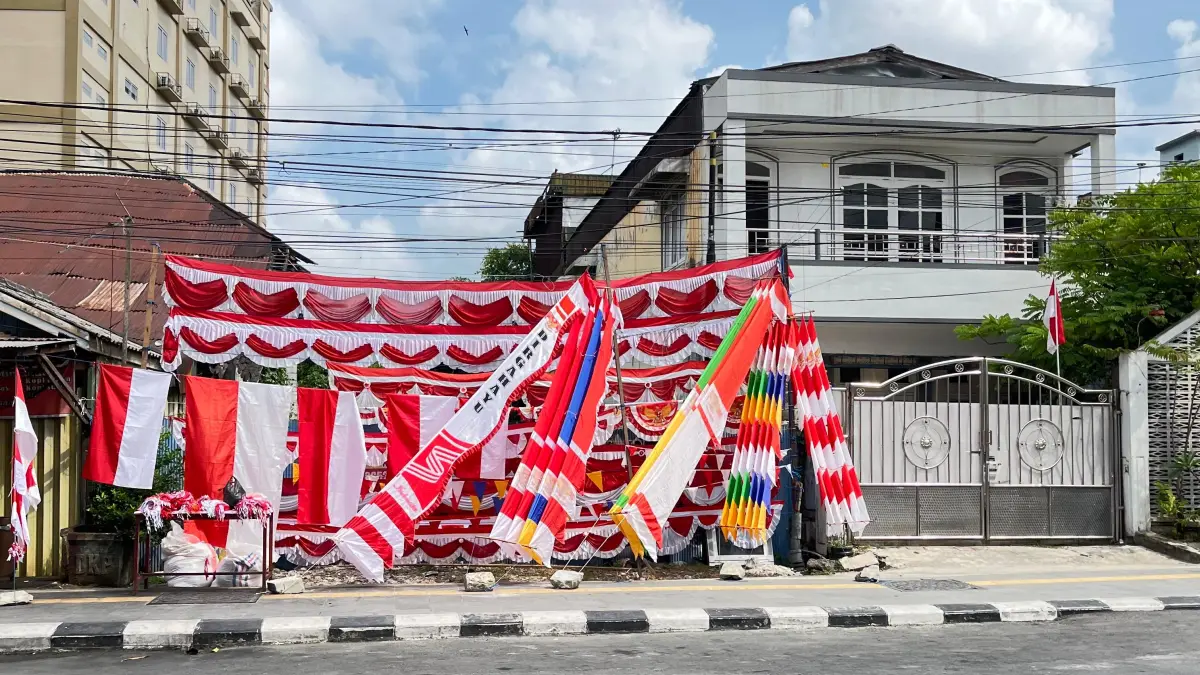 JUAL BENDERA: Salah satu lapak pedagang bendera di simpang Jalan KH Khalid Kecamatan Samarinda Kota, Selasa (11/8).