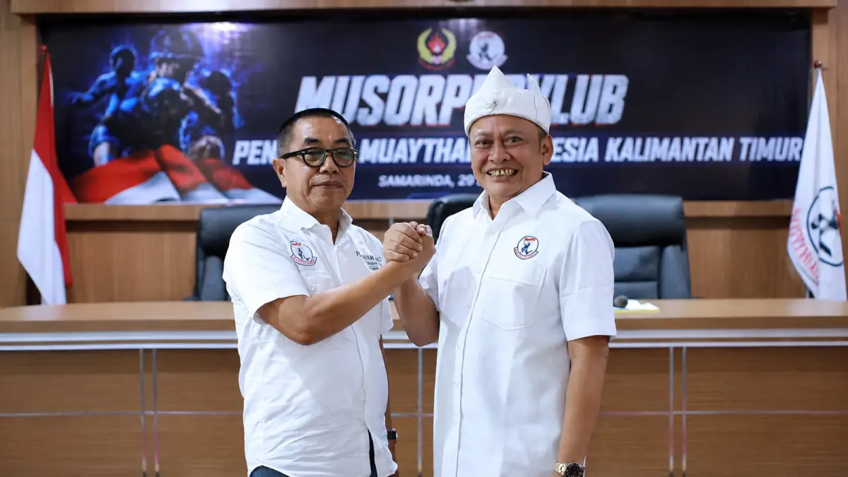 Ketua Pengprov Muaythai Indonesia Kaltim Rusdiansyah Aras bersama Rahyang Mandalajati Evi Silviadi Sangga Buana dalam kegiatan Muaythai di Samarinda.
