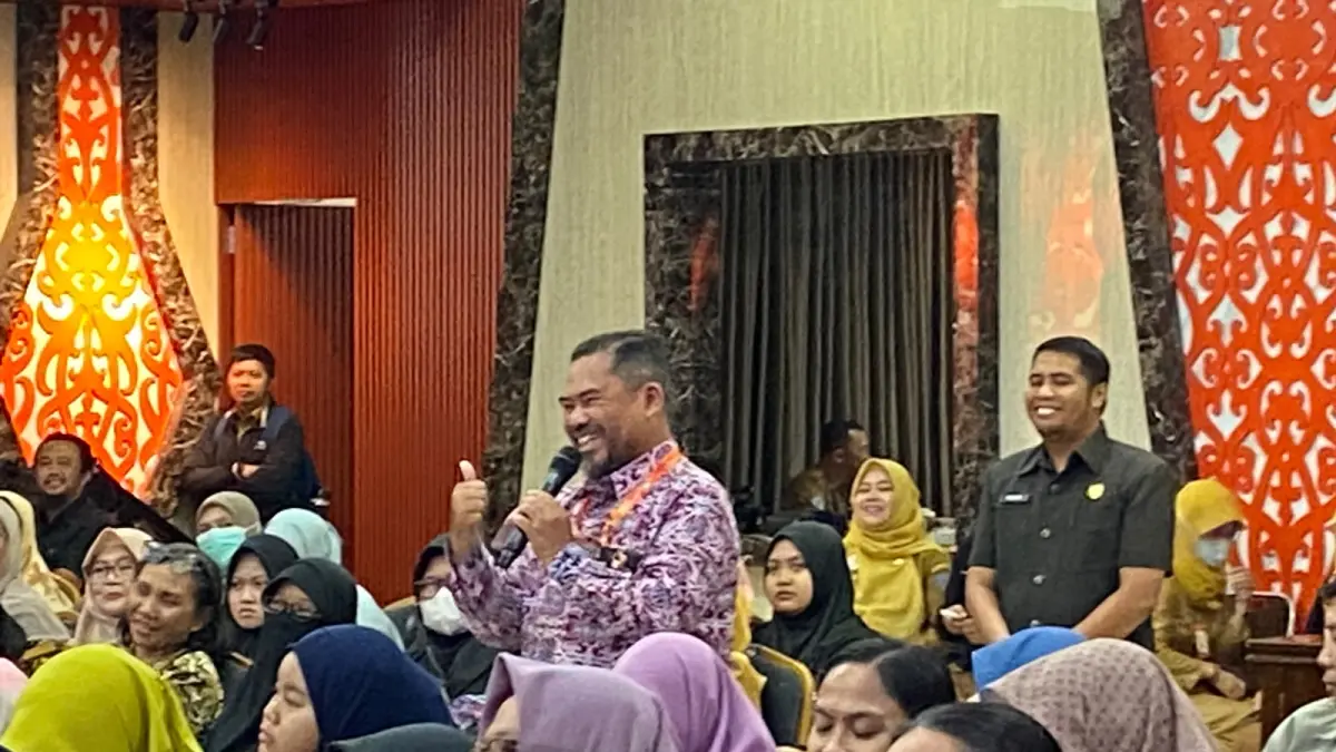 LAPORKAN: Kepala SMP YPVDP Bontang menginformasikan terkait dengan langkah yang diambil sekolah pasca adanya kasus dugaan keracunan MBG yang dialami pelajar di sekolah tersebut. (ADIEL KUNDHARA/KP)