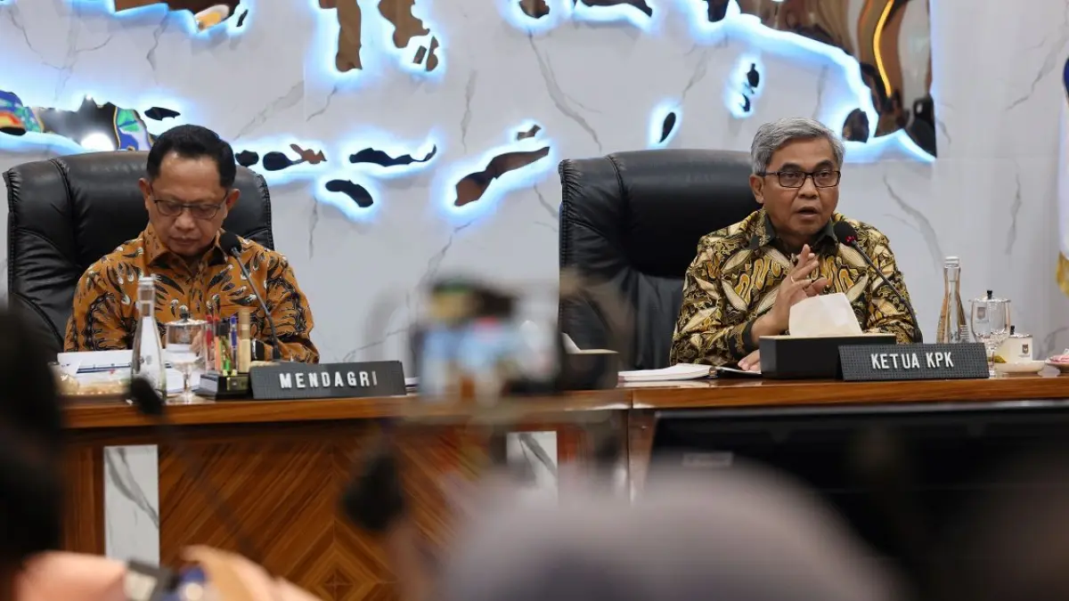Muhammad Tito Karnavian (kiri) bersama Ketua KPK Setyo Budiyanto dalam konferensi pers di Jakarta.&nbsp;