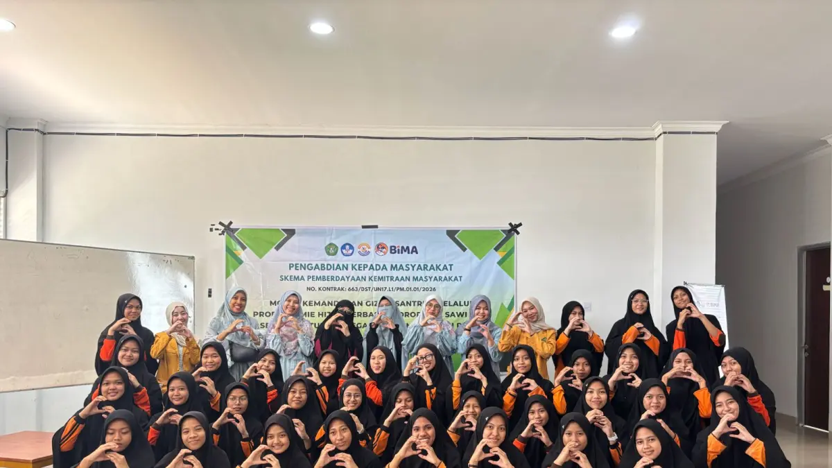 PENGABDIAN: Tim dosen program studi gizi, fakultas kesehatan Masyarakat kampus Unmul bersama para santriwati usai melaksanakan pengabdian masyarakat.