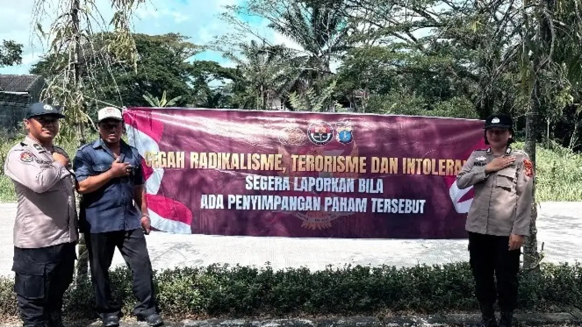 RADIKAL: Humas Polda memasang spanduk tolak radikalisme di sejumlah titik wilayah Balikpapan.