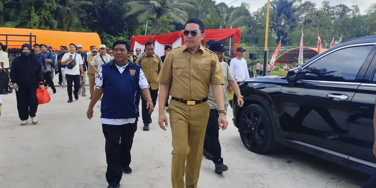 SAHA: Wali Kota Samarinda Andi Harun ketika mengecek pengoperasian Insinerator Baqa saat ujicoba awal Juli lalu.(Foto: Denny Saputra/Kaltim Post)