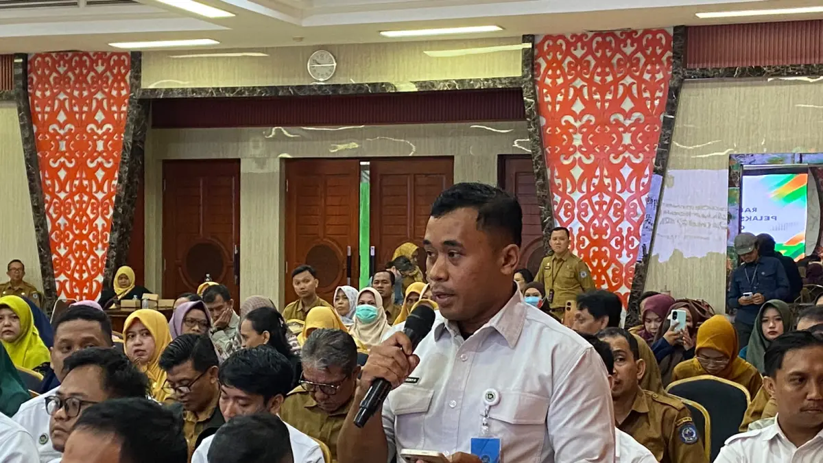 SAMPAIKAN PENJELASAN:&nbsp;Kepala SPPG Bontang Utara 02 Api-Api Muhammad Rezky memaparkan SOP hingga menu yang dihidangkan saat kejadian keracunan pekan lalu. (ADIEL KUNDHARA/KP)