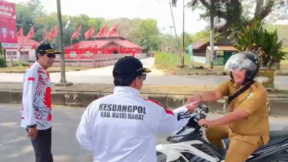 SEMANGAT: Pembagian bendera merah putih oleh Kesbangpol Kubar. (K SUNARDI/KP)