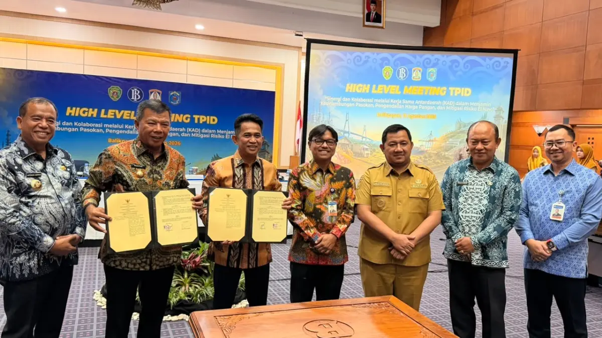 SEPAKAT: Penandatanganan kerjasama oleh Wali Kota Balikpapan Rahmad Mas’ud bersama Bupati Bulukumba Andi Muchtar Ali Yusuf serta Bupati Karo Antonius Ginting di Ruang Rapat Kantor Perwakilan Bank Indonesia Balikpapan, Selasa (11/8).&nbsp;
