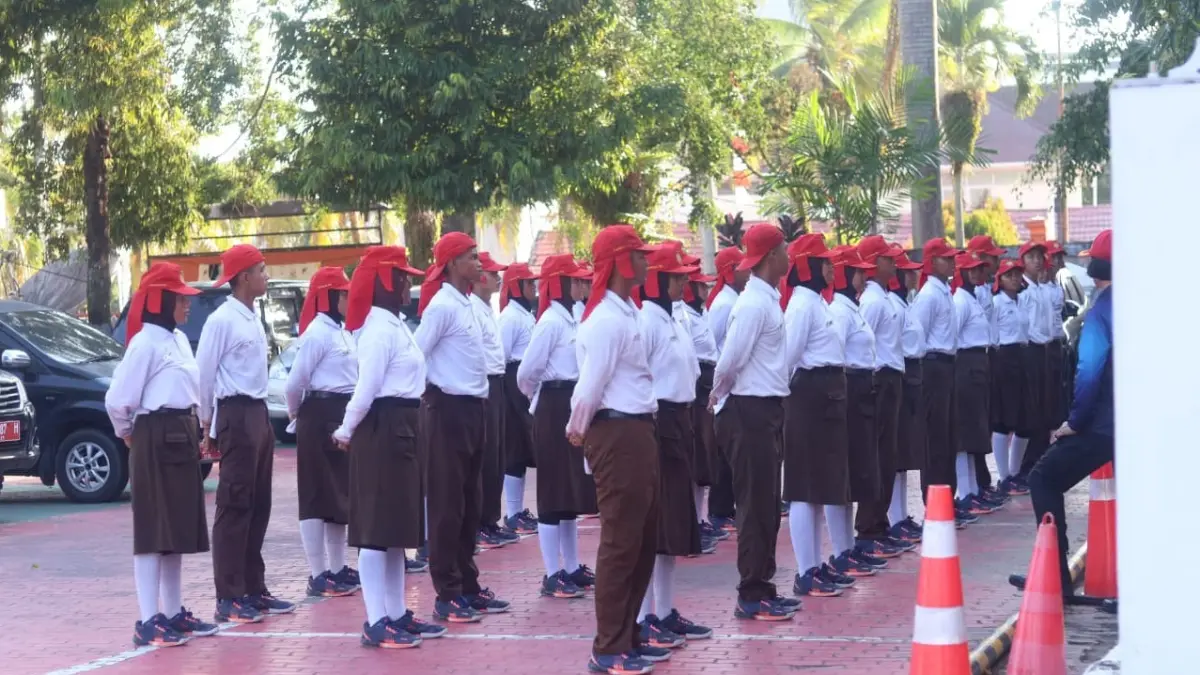 SIAP BERTUGAS: Anggota Pasukan Pengibar Bendera (Paskibra) Kota Balikpapan menjalani latihan Upacara Peringatan HUT ke-81 Kemerdekaan RI di halaman Balai Kota Balikpapan. ANGGI PRADITHA/KP